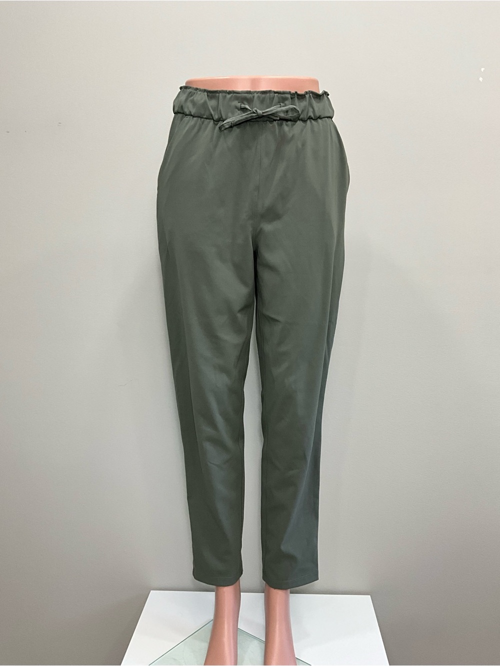 LULULEMON Olive Green On The Fly Pants Drawstring Stretch Jogger 7/8 Size 4